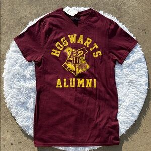 Harry Potter Warner Bros. Burgundy and Yellow Hogwarts Alumni Tee Size Small NEW